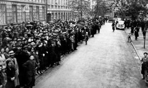 Men hyresgästerna börjar själva stärka sin position genom att organisera sig. 1923 bildas Hyresgästernas riksförbund som lockar allt fler medlemmar.
