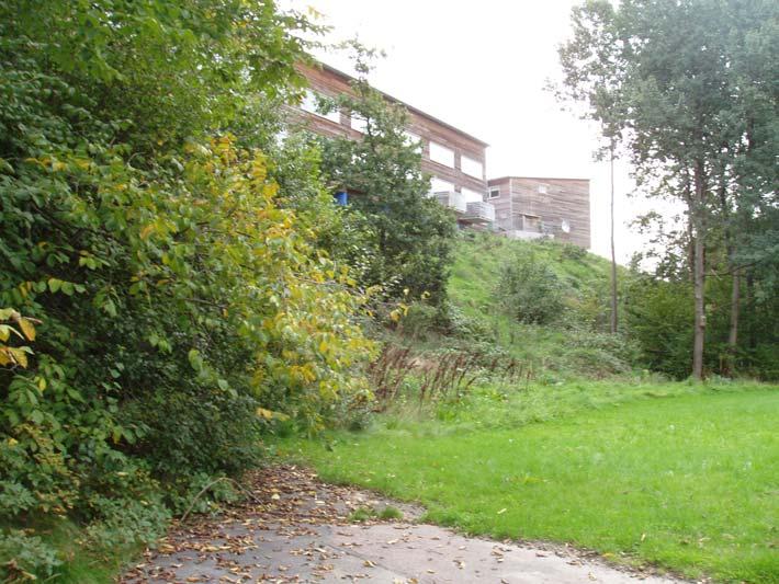 UG08087 3 (10) Dessa tre spricksystem de brant västligt lutande, de flacka och de branta nord-sydliga till nordöstliga sprickorna ger tillsammans en storblockig uppsprickning av berget.