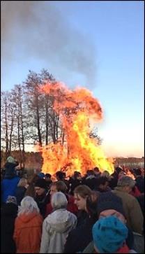 Valborgsfirande Valborg firades enligt gammal god tradition vid Ängsholmsbadet.
