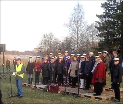 Scouter från Viggbyholms sjöscoutkår genomförde ett fackeltåg och tände brasan vid framkomsten.