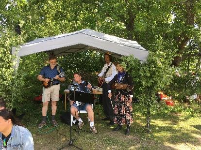 runt stången av Sara Hagelin med hjälp av några medlemmar i Täby Folkdansgille, vilka även spelade fiol,