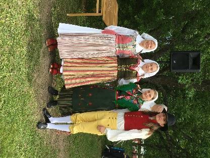 Dessa musikanterna och folkdansare, totalt sju stycken, kom roende över sjön från Rönninge by efter sitt