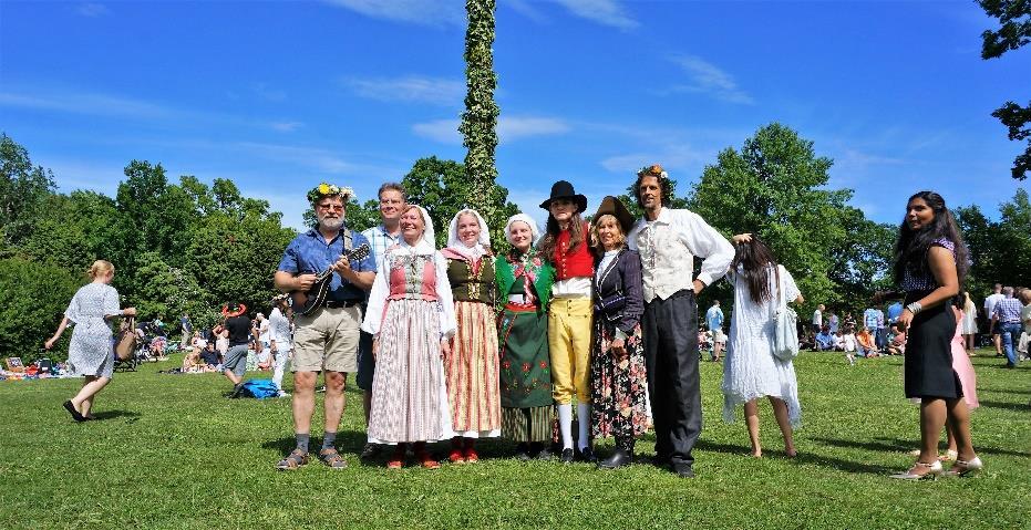Därefter avslutades arrangemanget med de klassiska tävlingarna i dragkamp och stövelkastning.