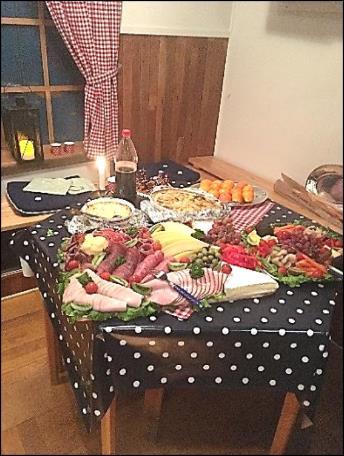 Till denna var i år även dansarna och musikanterna från midsommarfirandet inbjudna.