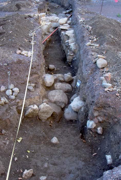 Den gotiska kyrkan och ett gravmonument Lundberg 2006 Vid undersökningarna 2006 grävdes ett ca 0 m långt och 1 m brett schakt på parkeringen öster om nuvarande Rödtornet.