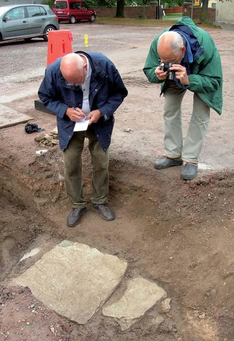 Fynd Endast ett fåtal fynd har registrerats från undersökningen. I fyndmaterialet fanns ben från människa och ett fåtal skärvor yngre rödgods tillvaratagna.
