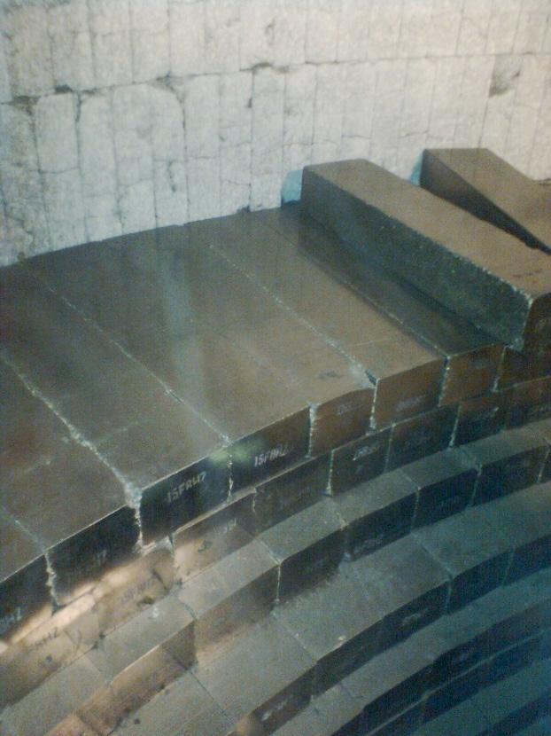 Litteraturstudie 3.6.1 MgO-bärande infodring Många ståltillverkare använder idag tegel för konvertrar gjorda av tjärbunden kol-magnesit innehållande MgO, se Figur 3.4.