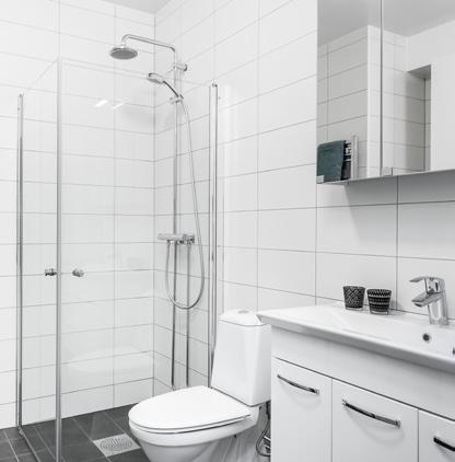 Hall/entré G Klinker S Trälist: rundad vitmålad V Vitmålat T Vitmålat Ö Hatthylla: Ek/metall Elskåp: vit Högskåp: vit enl.
