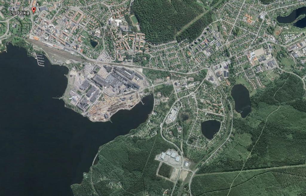 Analyskarta - genomfarten väg 50 viadukt som ger utblickar parkmiljö, stadshuset stort rum med parkering, industri och järnväg grön miljö, dock anonym plank och vit Lidl-vägg kvarterstadens baksida