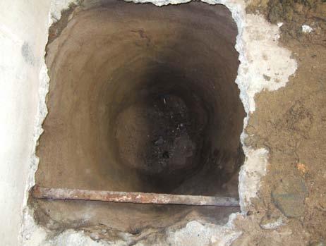 Därefter vidtog ett lager med gråbrun sand vilket innehöll enstaka ben. Närmare 0,65 m under golvnivå framkom ett tunt, 0,02-0,04 m tjockt skikt med grå sand och en stor mängd snäckskal.