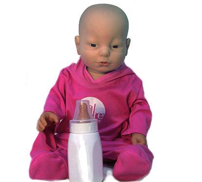 Så här sköter du babysimulatorn När du sköter babyn så tänk på att hon inte tål vatten. Du kan duscha med armbandet. När behöver du sköta babyn? Du behöver inte sköta babyn förrän hon gråter.