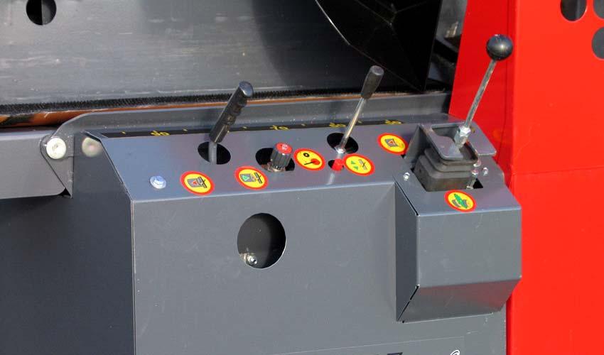 4 Fullhydraulisk manövrering av Power 70 s vedmaskin, bild 13 Kapning av stocken, start av klyvningen samt matartransportören manövreras med en fullhydraulisk lätthanterlig joystickventil 1, bild 13.