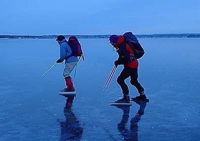 Turrapport 040102: Uddsmyg och blankbonade fjärdar@vänerskridsko Solstaskäret Karlstad Långfärdsskridsko Turrapport: Uddsmyg och blankbonade fjärdar 2/1-04 Strax efter 9 30 klev vi på isen vid Bråten