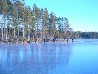 Skridskor i grannlandet 30/12-03@Vänerskridsko Solstaskäret Långfärdsskridsko, Karlstad Skridskor i grannlandet 30/12-03 Landnära åkning bland Møkerens många vikar på