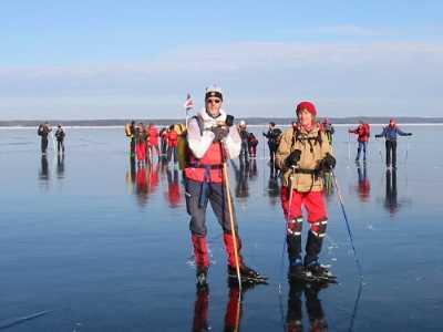 Turrapport 040307: Bomstad-Onsön lugna gruppen@vänerskridsko Solstaskäret Karlstad Långfärdsskridsko Turrapport: Bomstad-Onsön lugna gruppen 7/3-04 Rapporter om väder och is lovade en hel del för