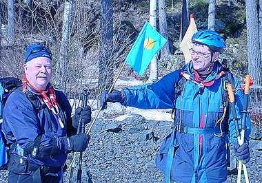Turrapport 040403: I vargars spår på Yngen.@Vänerskridsko När vi åkte därifrån såg vi den andra Solstaskäretgruppen komma.