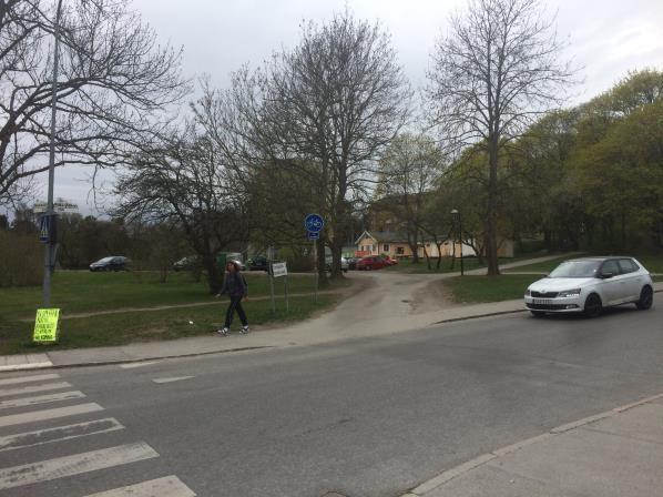 Trygghetsvandring i Blackeberg 2017-05-15 reviderad 12 juli Plats Åtgärd Ansvarig Foto skyltning och och gatuutformning 1 Parkväg till Ängby IP via