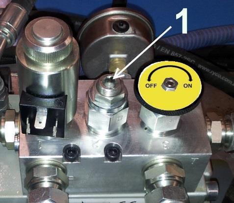 3. Vrid ON/OFF-kranen (bild 6) moturs till OFF-läget. Borstmaskinens borste är då bortkopplad. 4. Koppla på hydrauliken och kontrollera vattentrycket.