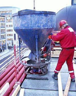 spröda brott vilket ofta associeras med höghållfast betong kan undvikas eftersom betongen är helt omsluten av stålröret.