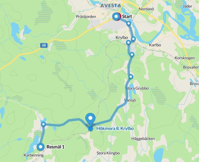 Figur 2. Lastbilsekipagets planerade färdväg mellan Avesta och sågen i Karbenning. Plankorsningen är markerad med en nål vid adressen Hökmora 8. Lantmäteriet Dnr R61749_180001.