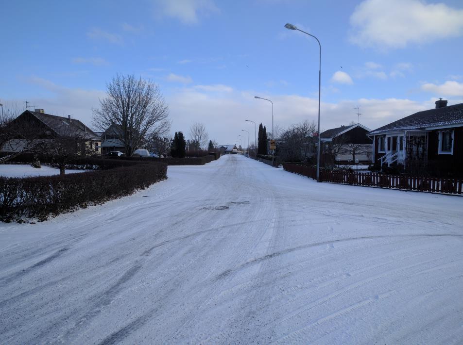 Ut mot gatan finns direktanslutningar längs med hela sträckan, och den möter också andra gator i korsningar längs med sträckan.