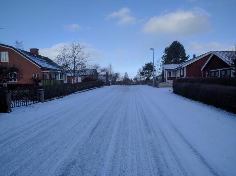 Gatans bredd varierar men ligger även här på cirka 7-8 meter. Se Figur 7 nedan. 3.2.3 Vallgatan Figur 7 - Stenkummelvägen som kantas av bebyggelse på båda sidor.