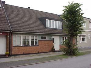 8 B från NV fastighet: MARTIN SÖDRA 9, hus A. adress: Hejdegatan 33. ½ Rött tegel. Vita 2-lufts spröjsade fönster.