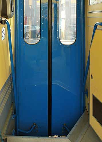 under fönstret på den passagerardörr där insteget är