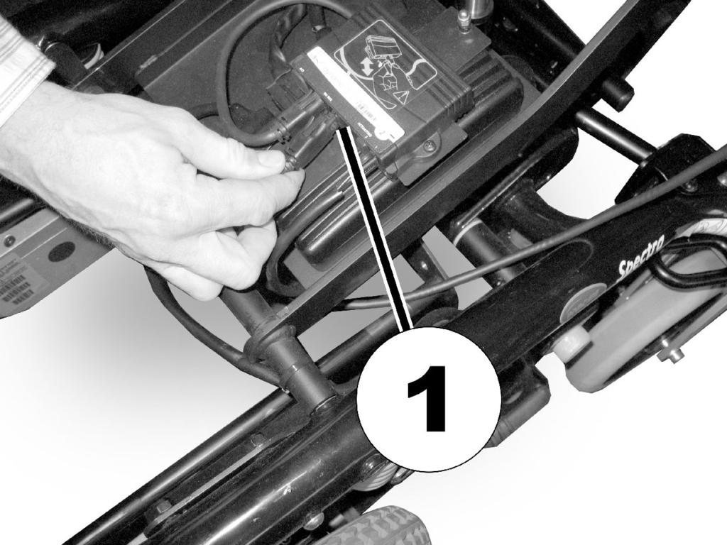 Transport 3. För in manöverboxens kabel under sitsens stöd och anslut den till elektroniksystemet. 4. Fäll ned sitsen. Det ska höras ett klick när den fäster på plats. 5.