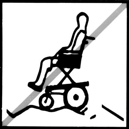 Invacare Bora/Spectra XTR-serien Kör aldrig på ojämnt underlag när lyften är upphöjd! Läs bruksanvisningen. Den här symbolen finns på olika etiketter och på olika ställen.