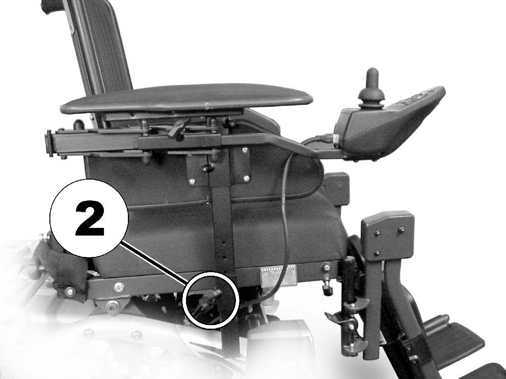 Invacare Bora/Spectra XTR-serien 1. Lossa vingskruven (2). 2. Ta bort armstödet från fästet. 3. 5.3.2 Justera avståndet mellan armstöden VARNING!