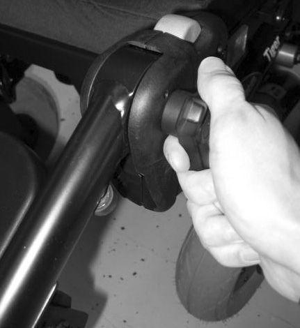 Invacare Bora/Spectra XTR-serien 3. 1. 4. Ställ in önskad vinkel. 2. Benstödens ändposition bestäms av en gummibuffert (1). Vrid spaken medurs för att dra åt den. 5.17.