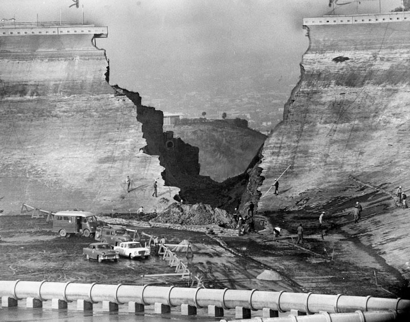 Chapter 1 Introduction 1.1 Background Most dams in Sweden were built during 1950 to 1960 on solid good quality rock.