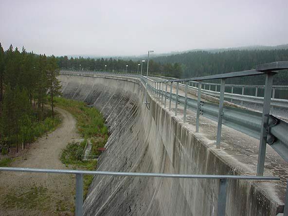 2.1. GRAVITY DAMS Figure 2.3: Stadsforsen, massive dam in Sweden (Malm, 2015). 2.1.2 Buttress dams Over time, there has been a strong effort towards improving concrete quality.