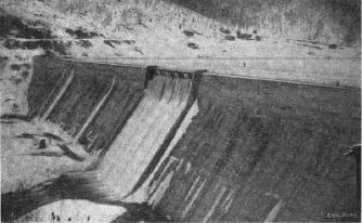 4.3. DESCRIPTION OF FAILURES 4.3.1 Documentation regarding failures Bayless Dam, USA Flaws in the Design of the Dam A cut-off wall (shear key) was installed to suitable bedrock and steel rods were