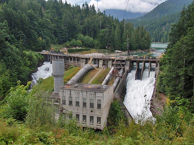 4.3. DESCRIPTION OF FAILURES Elwha Dam, USA Flaws in the Design of the Dam The dam, seen in Figure 4.7, was founded on a deep gravel deposit and water therefore blew out the foundation (Oakes, 2001).
