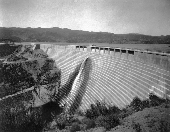 CHAPTER 4. FAILURE MODES OF CONCRETE DAMS St. Francis Dam, USA Flaws in the Design of the Dam The dam, see Figure 4.
