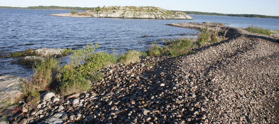 30613 Strandvallar, västra ön i bakgrunden