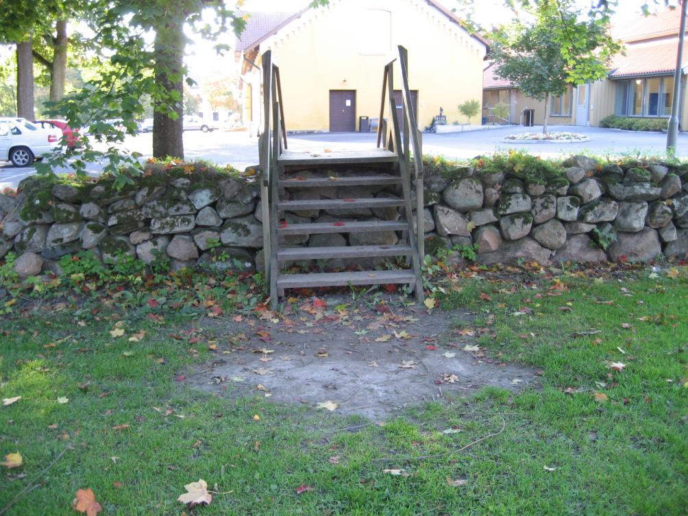 planer på att göra en öppning i muren (se cerise markering, figur 15, ovan och figur 16).