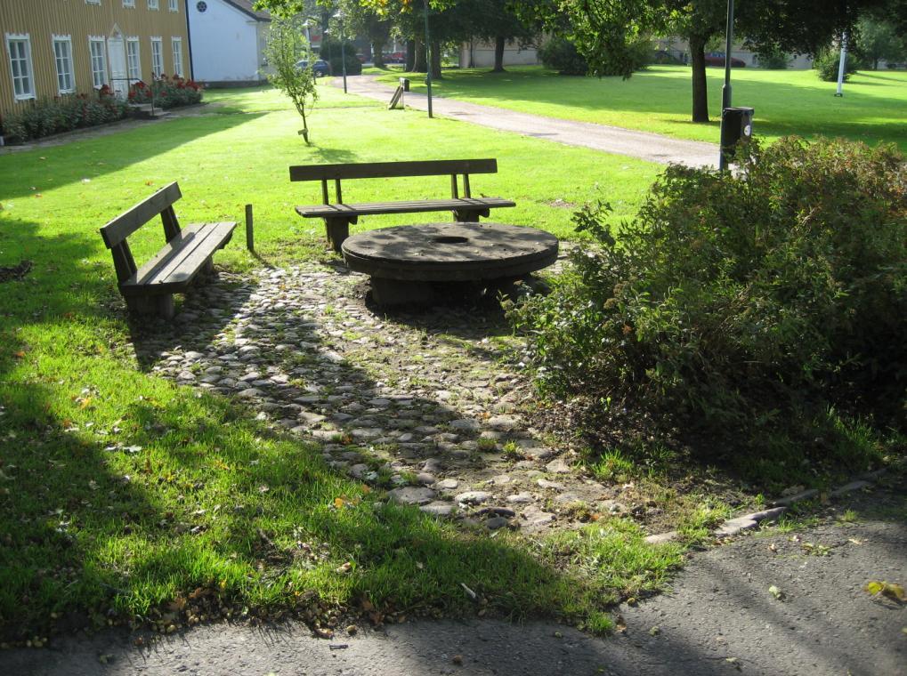 för att undvika inväxning av den närliggande gräsmattan. Ett exempel kan vara att sätta en kantsten av granit för att skilja olika material åt.