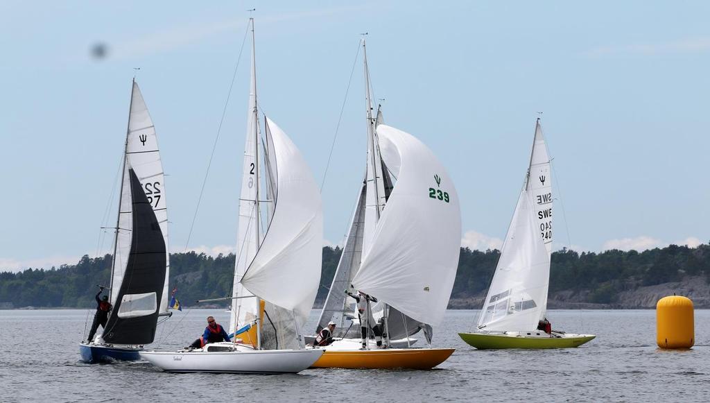 Kryssrundning dag 1 Direkt efter målgång för den tredje seglingen så svepte dimman in från havet och omöjliggjorde den 4:e segling som arrangörerna annars tänkt genomföra.