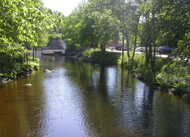9 Fig. 6. Mölndalsån, strax uppströms Mölnlycke fabriker, där forsärlan häckar 4. Översvämnings- och erosionsproblem i Mölnlyckedelen av Mölndalsån 4.1.