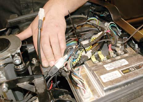 Montera tillbaka batterikåpan och se till att kontakten går att nå.