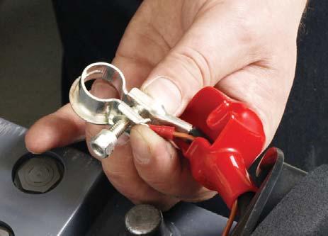 SE El-sitsvridning Lyft av sätet. Tänk på att stå rätt med ryggen, då sätet är tungt. Skruva av fi ngerskruven och lyft av batterikåpan. Stickkontakt Den medföljande kabeln är till el-vridningen.