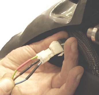 Gaspedalens kabel dras genom hålet och upp vid styrstången. Den medföljande kontakten monteras så som visas ovan.