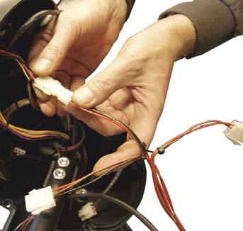 Montera gasreglageskabeln. Gasreglagekabel. Montera kontakten så att den pekar åt rätt håll. Montera instrumentpanelen.