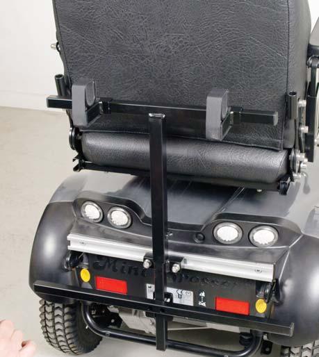 SE Rollator / rullestolshållare Ta av ändproppen. Använd eventuellt en skrvmejsel för att lossa den.