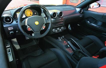 Inte heller är jag omskakad och omtöcknad av en stenhård fjädring. Bilen jag sitter i är Ferraris senaste tillskott i modellfloran. Ferrarifans har tålmodigt väntat på en ny GTO-modell sedan 1986.