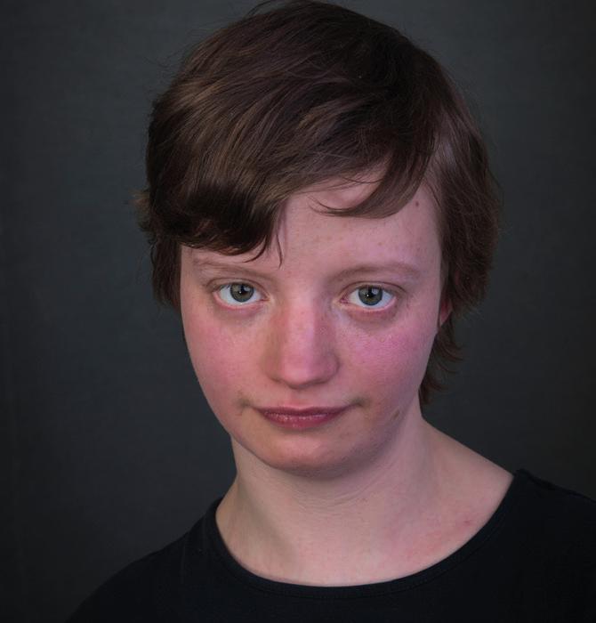 Paul Olin ÄR SKÅDESPELARE, REGISSÖR OCH DRAMATIKER Pale är konstnärlig ledare på Unga Teatern i Esbo. Han har tidigare varit med och grundat Sirius Teatern och varit chef på Wasa Teater.