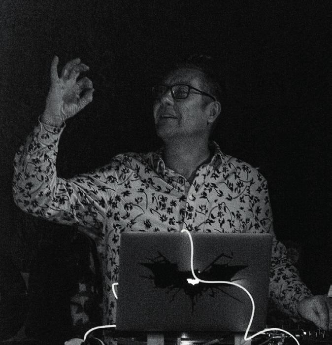 JOHANNA SANDBORG Pietu Pietiäinen ÄR LJUS- OCH VIDEODESIGNER INOM SCENKONST Pietu inledde sin DJ-karriär i studentrestaurangen Ilokivi vid Jyväskylä universitet år 1985.